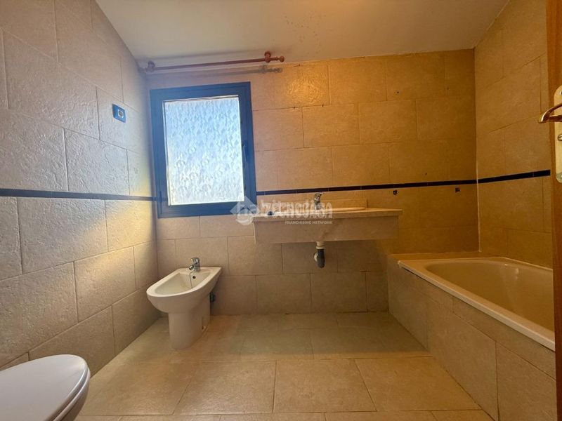 Foto f0cb3af8-e31e-4bad-8c4d-2c20f2ee74f1. Casa aparellada amb calefacció a Alovera