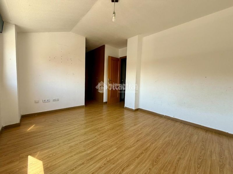 Foto f2fa03c3-0e06-4a9a-acb9-92239f80abc5. Casa aparellada amb calefacció a Alovera
