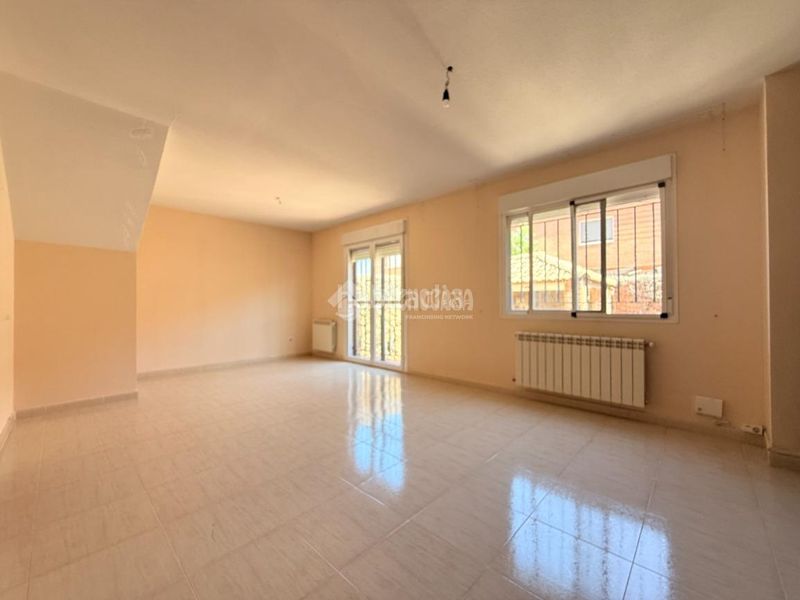 Foto 42d5e0ed-bda6-4ff0-b1a1-f370177aa412. Casa pareada casa en venta en Alovera
