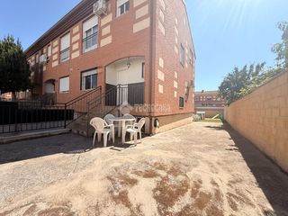 Casa aparellada a Alovera. Casa en venta en alovera