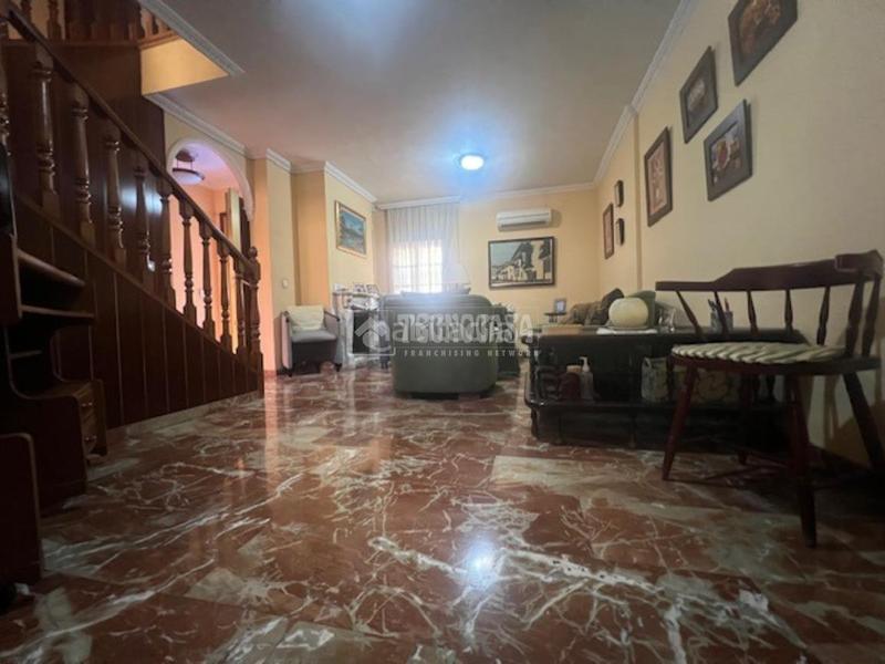 Foto f76dba9e-119f-4c1a-b870-d2fa392a8c9c. Casa pareada casa en venta en Urbadiez - Entrepuentes Sevilla