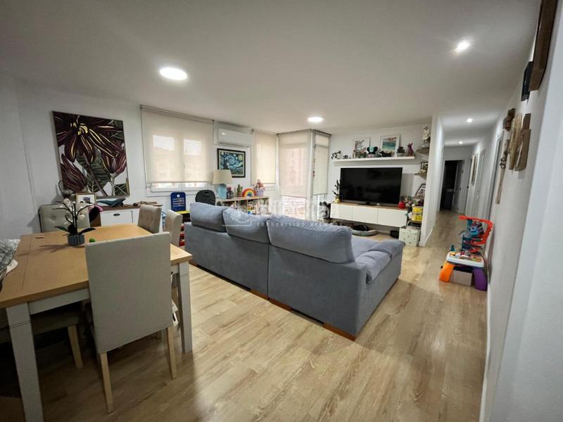 Foto ba858033-b0b3-47a6-a0f4-4e2f6bf1c1bb. Piso  en venta en colores - entreparques Sevilla