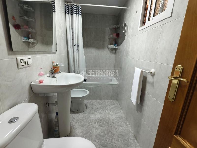 Foto e259c7b0-e82c-4fde-9377-38b9aecfbaa8. Casa aparellada a Montilla