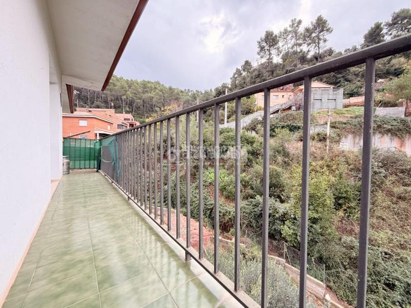 Foto 38ad84df-501b-4318-b5c5-218c13bc3f57. Casa con parcheggio in Cervelló