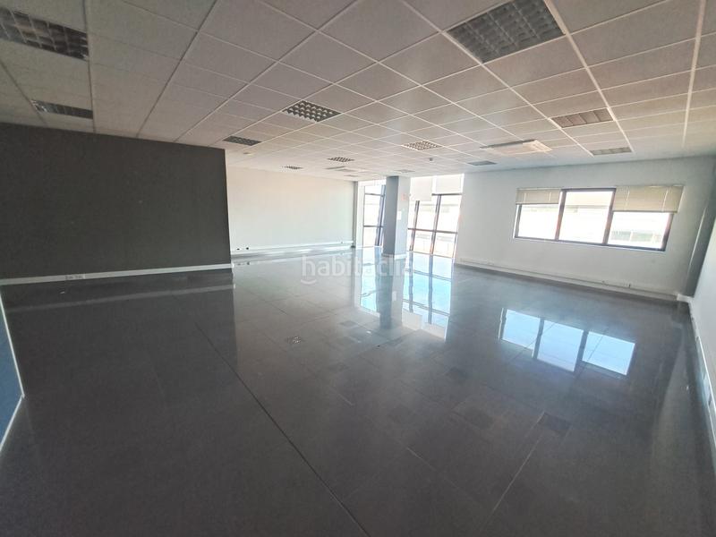 Foto d6552e2f-767f-4b29-92c0-990f8c616a6a. Location bureau avec chauffage parking dans Zona Nord Rubí