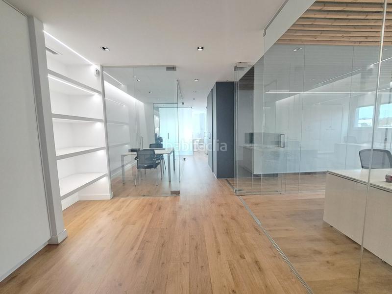 Foto f60bbf54-1b03-477f-9701-8567daadceb4. Rent office space with parking in Can Vallhonrat Rubí