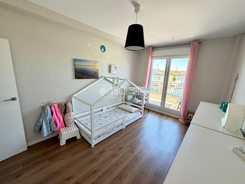 Foto a74f36bc-2d64-4939-99af-f6387d7343ea. Casa aparellada amb calefacció piscina a Daganzo de Arriba