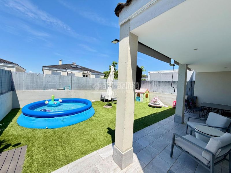 Foto bc0d8be6-244b-4169-96f6-ebc3736cafa2. Casa aparellada amb calefacció piscina a Daganzo de Arriba