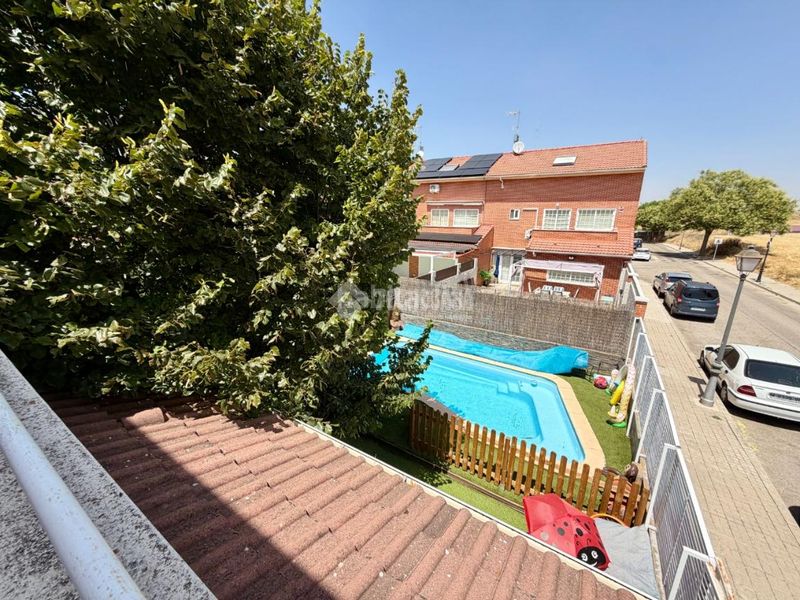 Foto 88829a08-6f9a-416d-a174-8d826113c097. Casa aparellada amb aparcament piscina a Daganzo de Arriba