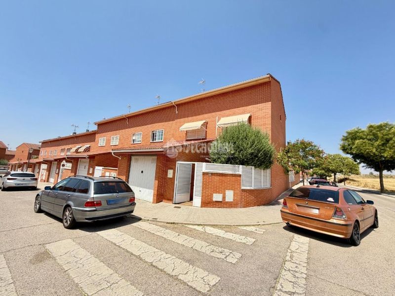 Foto 8f793c81-5475-438f-b6db-9b57e26b2b2c. Casa aparellada amb aparcament piscina a Daganzo de Arriba