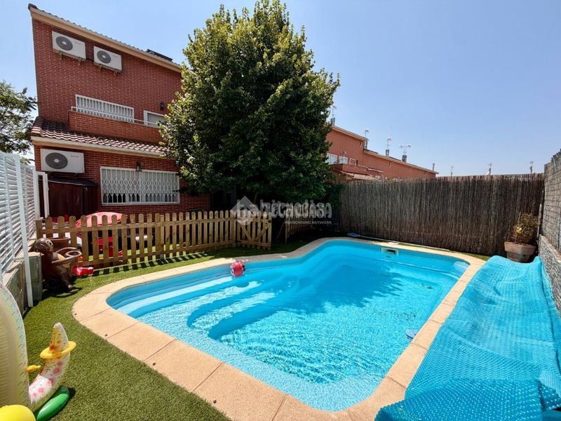 Foto a6046eba-d5b8-43b0-a8dd-fac50e9e3f8f. Casa aparellada amb aparcament piscina a Daganzo de Arriba