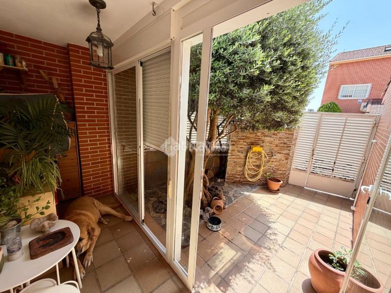 Foto b08a0802-1fec-4c1e-acd2-ac317e373560. Casa aparellada amb aparcament piscina a Daganzo de Arriba