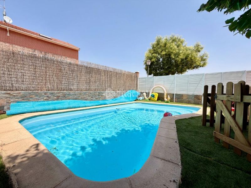 Foto cfd3ce35-9a12-48e4-9b84-4e26e0f2d8c9. Casa aparellada amb aparcament piscina a Daganzo de Arriba