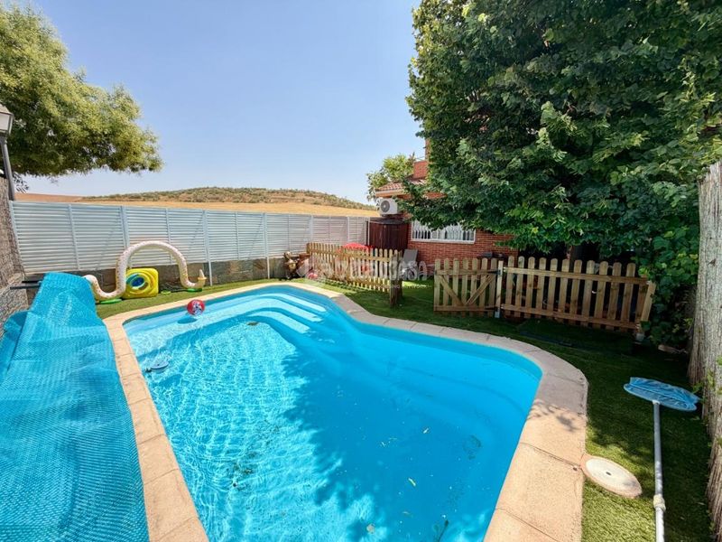 Foto d7a51b06-2110-4f56-8543-c54d2000fad6. Casa aparellada amb aparcament piscina a Daganzo de Arriba