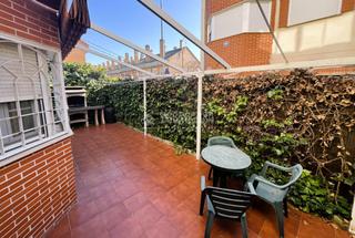Casa aparellada a Ensanche. Casa en venta en alcalá de henares