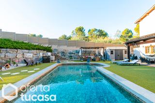 Pis en Mura. Chalet reformado con piscina y gran jardn en rub!