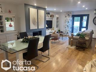 Appartement à San Mateo de Gállego. Chalet con gran parcela, energía solar y proyecto turístico en s