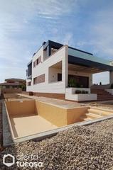 Piso en Carbajosa de la Sagrada. Chalet de lujo a estrenar con piscina y de diseño en carbajosa