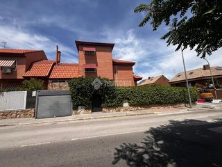 Casa aparellada  Calle júpiter. Casa en venta en madrid