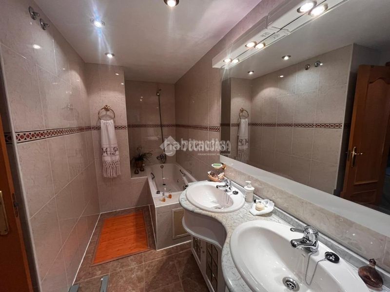 Foto 1881cbe2-7c73-4266-97e1-6dde3db3d83c. Casa aparellada amb calefacció aparcament piscina a Madrid