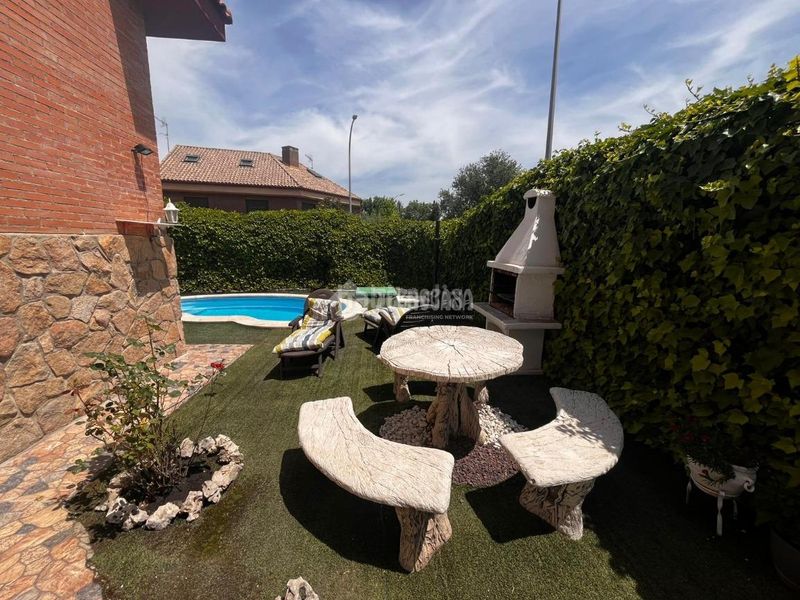 Foto 26d98d1d-e10d-48e5-b2ee-7eb15a3b0420. Casa aparellada amb calefacció aparcament piscina a Madrid