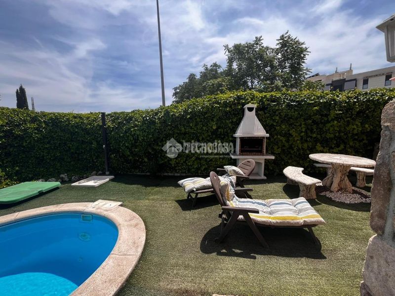 Foto 912ea846-49c0-44a5-9184-09d5dde469e4. Casa aparellada amb calefacció aparcament piscina a Madrid