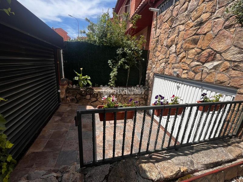 Foto a89635b9-0257-483d-b27c-1e78fc47ed58. Casa aparellada amb calefacció aparcament piscina a Madrid