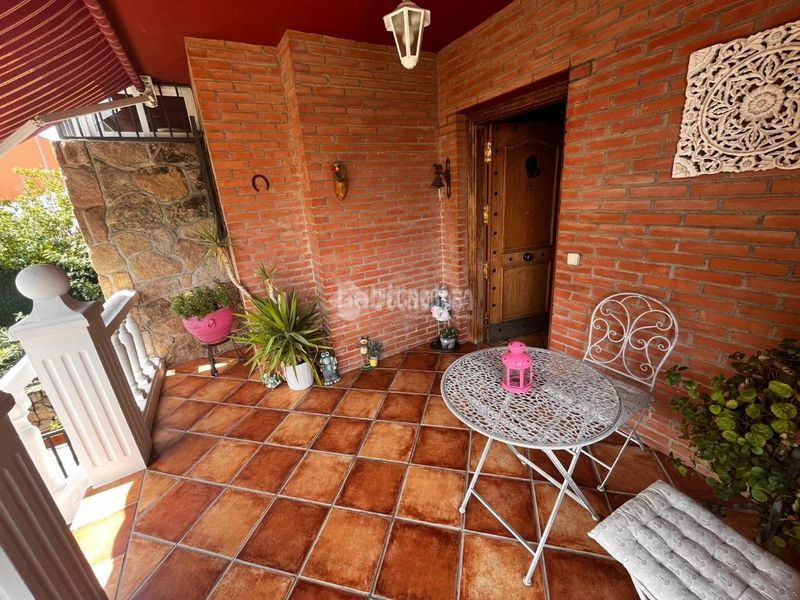 Foto b446ccba-e3f8-4d8b-9bfb-552dfb87d712. Casa aparellada amb calefacció aparcament piscina a Madrid