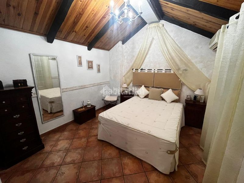 Foto c2fb1e18-830c-43bd-a440-a99402016979. Casa aparellada amb calefacció aparcament piscina a Madrid