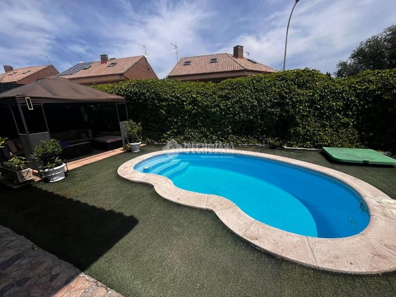 Foto d12c1990-6799-4b20-a497-eccb5b2f0dba. Casa aparellada amb calefacció aparcament piscina a Madrid