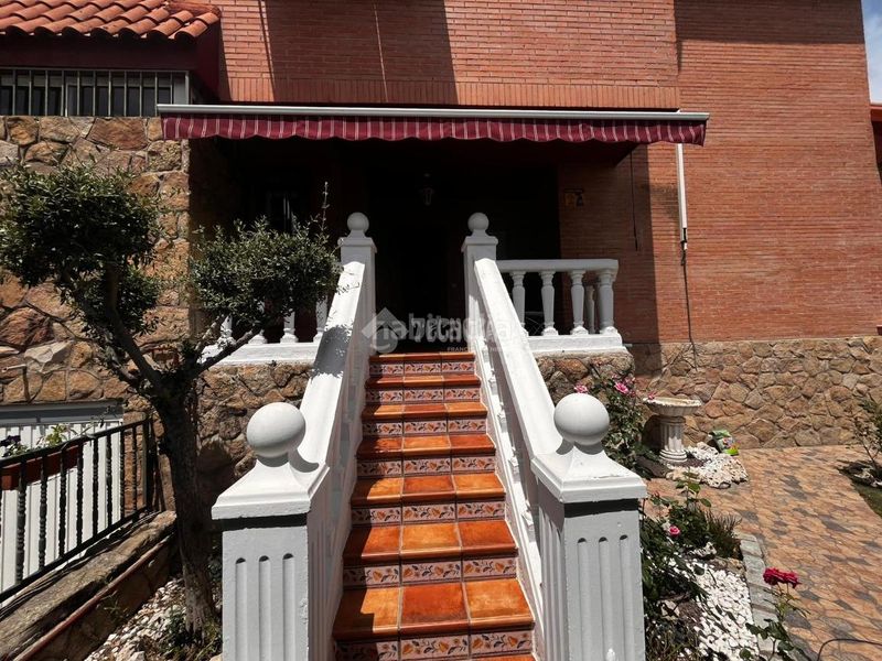 Foto e4e4076d-16fb-45af-8b90-4214b7fd951e. Casa aparellada amb calefacció aparcament piscina a Madrid