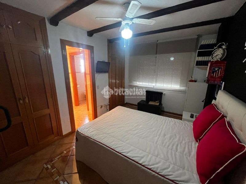 Foto ed5e5908-f560-4558-a99b-1f9d1e41a06b. Casa aparellada amb calefacció aparcament piscina a Madrid