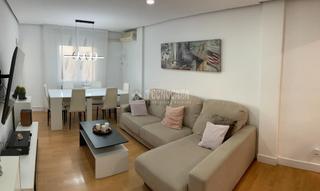 Etagenwohnung in Reyes. Piso en venta en parla