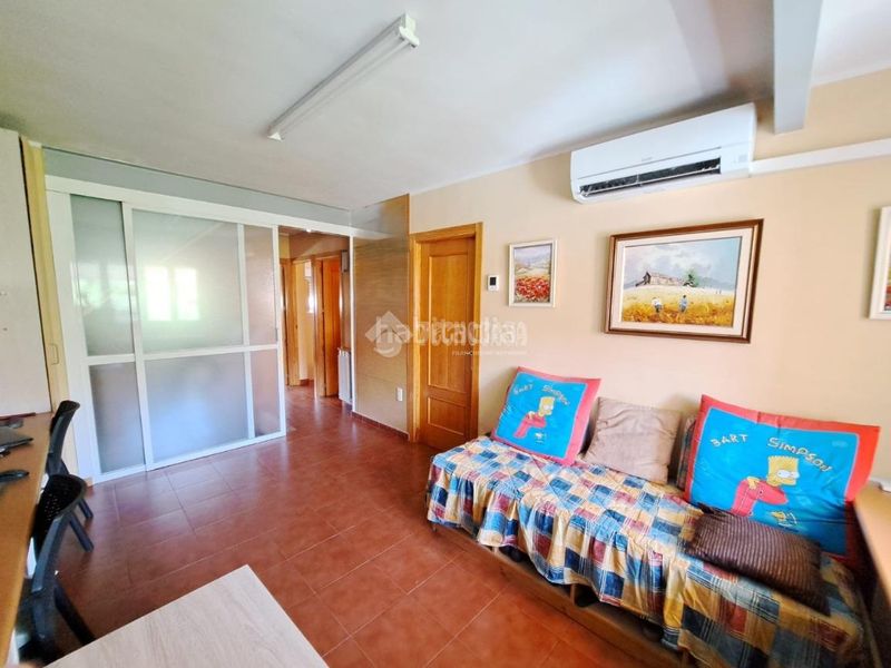 Foto 01cf523b-04fb-4537-ad3b-1cf398a8854f. Casa aparellada amb calefacció a Reyes Parla