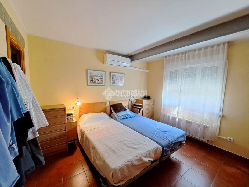 Foto 1348aa5d-ed3d-4e68-9a4a-2e703be31ff5. Casa aparellada amb calefacció a Reyes Parla