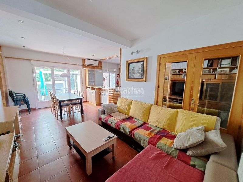 Foto 4a5d0c25-c2fe-4de5-973e-c86accd4723f. Casa aparellada amb calefacció a Reyes Parla