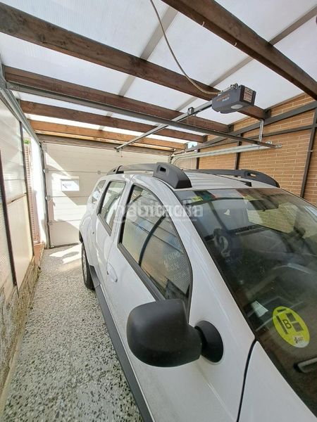Foto 6e102e34-5900-4846-96b2-2f3c45b5a6c9. Casa aparellada amb calefacció a Reyes Parla