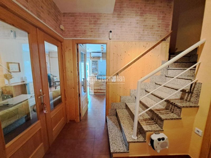 Foto d716b1a2-b08f-4d9a-896f-ce64a3c77e20. Casa aparellada amb calefacció a Reyes Parla