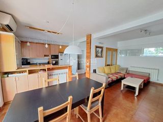 Casa aparellada a Reyes. Casa en venta en parla