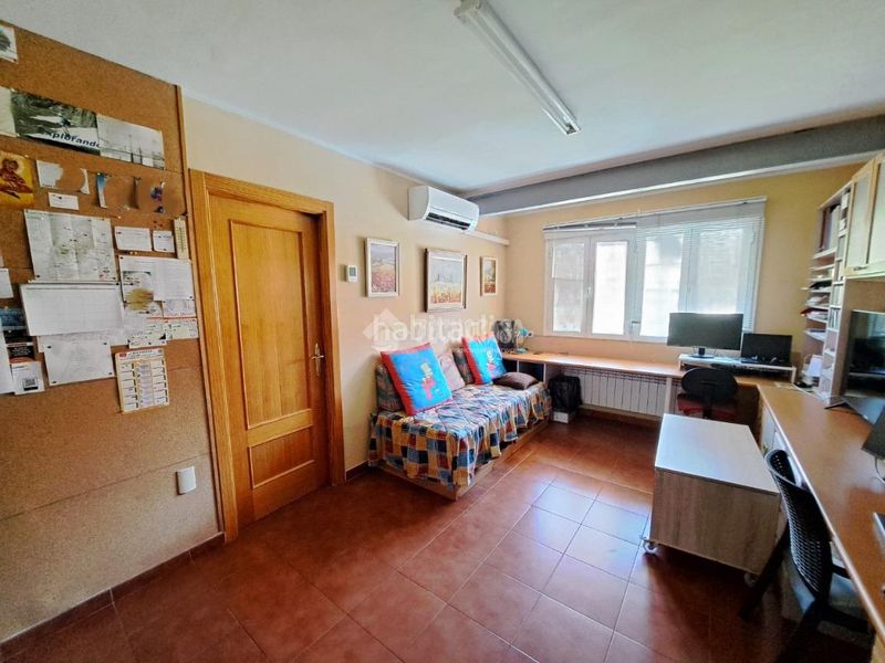 Foto dcdb741f-9986-4794-9345-0e2f31c4d134. Casa aparellada amb calefacció a Reyes Parla