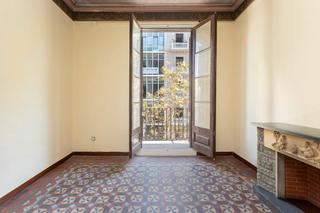 Piccolo appartamento in Dreta de l´Eixample. Piso a reformar con terraza en el corazón del eixample