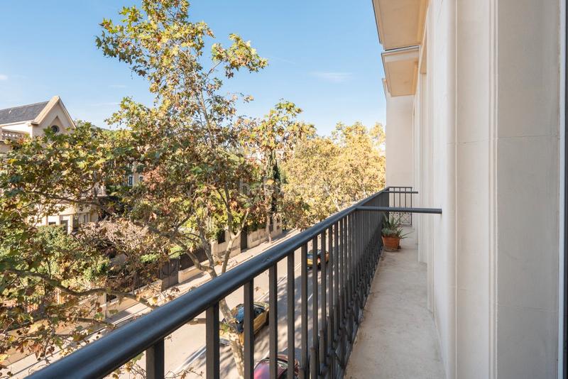 Foto 22717300-12c0-413e-9731-8a57f2456977. Apartamento dos pisos esquineros con terraza en sant gervasi en Barcelona