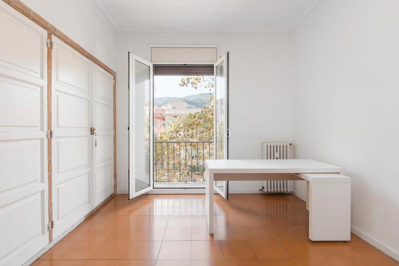 Foto abd64988-f8ad-4ea1-b5fd-873f9550a205. Apartamento dos pisos esquineros con terraza en sant gervasi en Barcelona