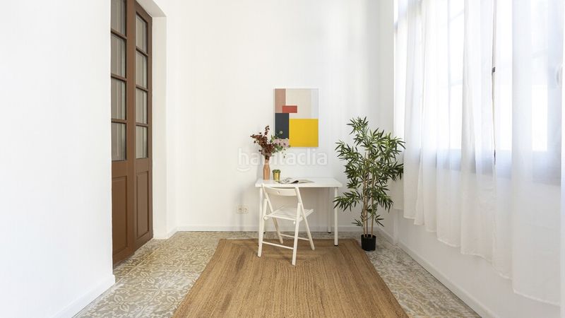 Foto d1049d0b-763d-4ef4-92a0-e6788224d8f0. Apartamento piso muy luminoso y con terraza exclusiva en el centro histórico en Barcelona