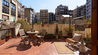 Appartement à Dreta de l´Eixample. Piso modernista con terraza a reformar en el eixample dreta