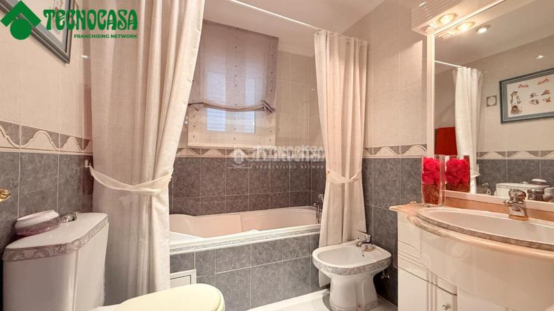 Foto 2ed5bd4c-5413-4257-b056-19bfdb216e08. Casa bifamiliare con riscaldamento parcheggio piscina in Torrejón de la Calzada