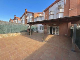 Casa aparellada a Torrejón de la Calzada. Casa en venta en torrejón de la calzada