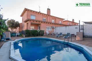 Casa aparellada a Serranillos del Valle. Casa en venta en serranillos del valle