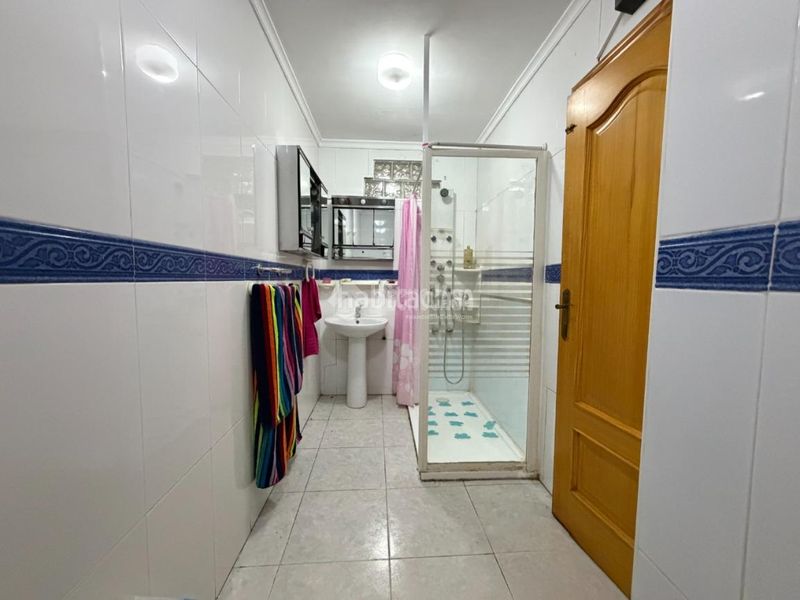 Foto 08c7c40e-97d7-46fb-947d-b082ae5d89ee. Casa aparellada a Avenida de la Paz Xirivella