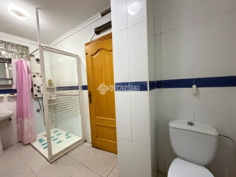 Foto 0ca16aeb-bbaf-4d15-bb1a-ddfe43d4c2d7. Casa aparellada a Avenida de la Paz Xirivella